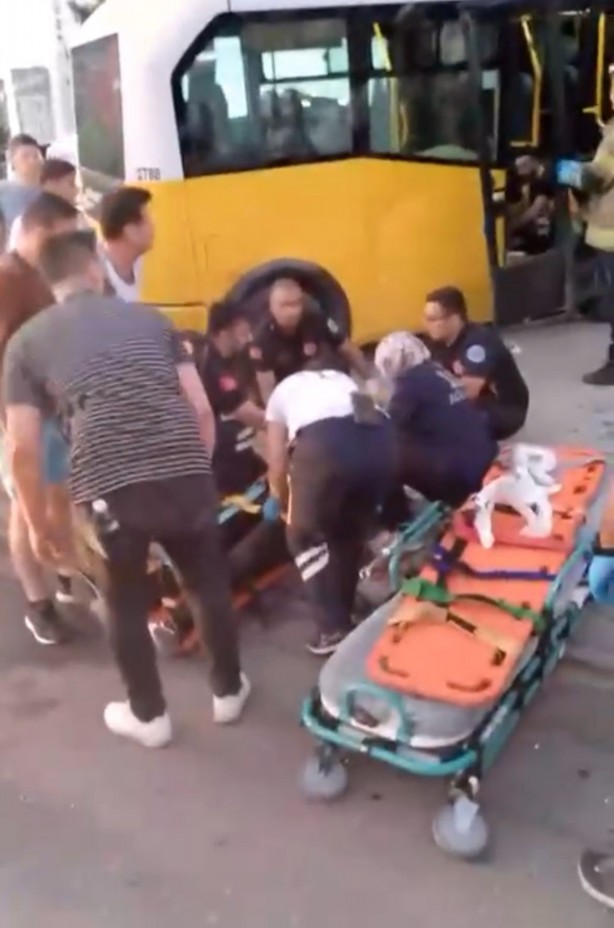 Foto - Hızla gelen otomobil yolcu minibüsüne çarptı: 10 yaralı