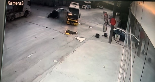 Hızla gelen otomobil yolcu minibüsüne çarptı: 10 yaralı