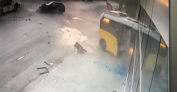 Foto - Hızla gelen otomobil yolcu minibüsüne çarptı: 10 yaralı