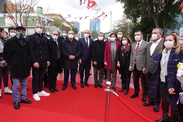 Hizmete gelince "para yok" heykele gelince var! İmamoğlu vatandaşın paralarını böyle çarçur ediyor