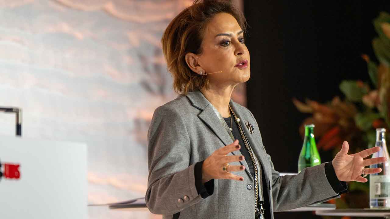 Holding patronu dayanamadı, gençlere patladı: Ya biraz sabırlı olun be