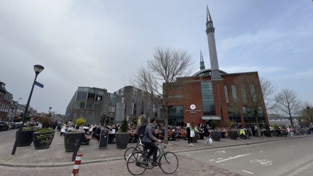 Foto - Hollanda'da 1500 kişilik sokak iftarı!