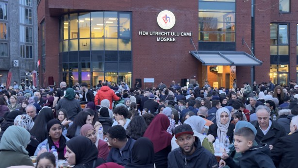 Foto - Hollanda'da 1500 kişilik sokak iftarı!