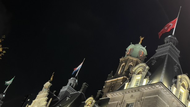 Foto - Hollanda'da belediye binasına Türk bayrağı asıldı!