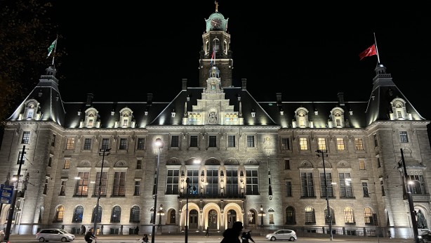 Foto - Hollanda'da belediye binasına Türk bayrağı asıldı!