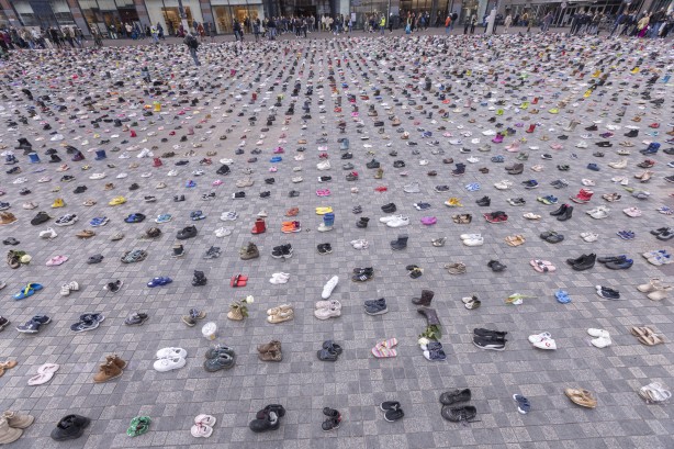 Foto - Hollanda'da dikkat çeken Gazze eylemi! 14 bin çocuk ayakkabısı sergilendi