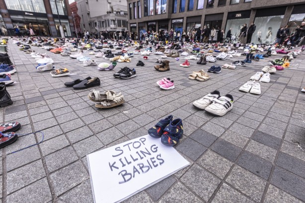 Foto - Hollanda'da dikkat çeken Gazze eylemi! 14 bin çocuk ayakkabısı sergilendi
