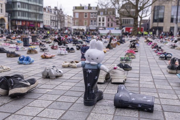 Foto - Hollanda'da dikkat çeken Gazze eylemi! 14 bin çocuk ayakkabısı sergilendi