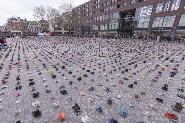 Foto - Hollanda'da dikkat çeken Gazze eylemi! 14 bin çocuk ayakkabısı sergilendi