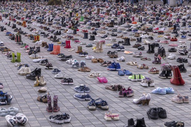 Foto - Hollanda'da dikkat çeken Gazze eylemi! 14 bin çocuk ayakkabısı sergilendi
