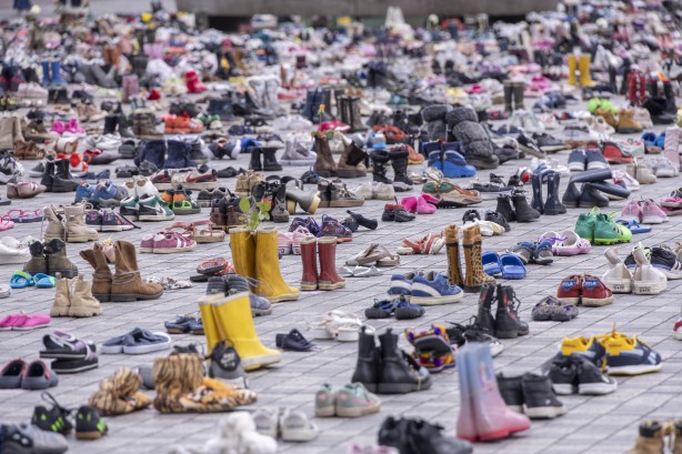 Foto - Hollanda'da dikkat çeken Gazze eylemi! 14 bin çocuk ayakkabısı sergilendi