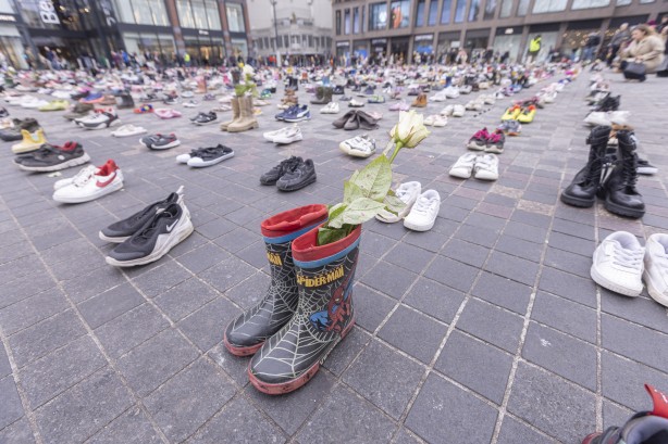 Foto - Hollanda'da dikkat çeken Gazze eylemi! 14 bin çocuk ayakkabısı sergilendi