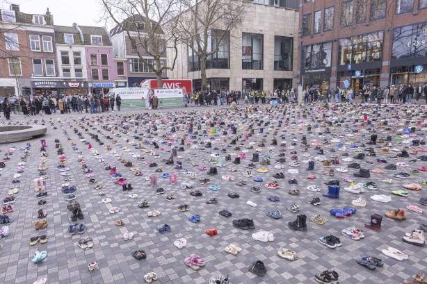 Foto - Hollanda'da dikkat çeken Gazze eylemi! 14 bin çocuk ayakkabısı sergilendi
