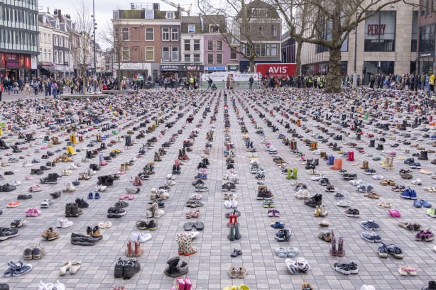Foto - Hollanda'da dikkat çeken Gazze eylemi! 14 bin çocuk ayakkabısı sergilendi