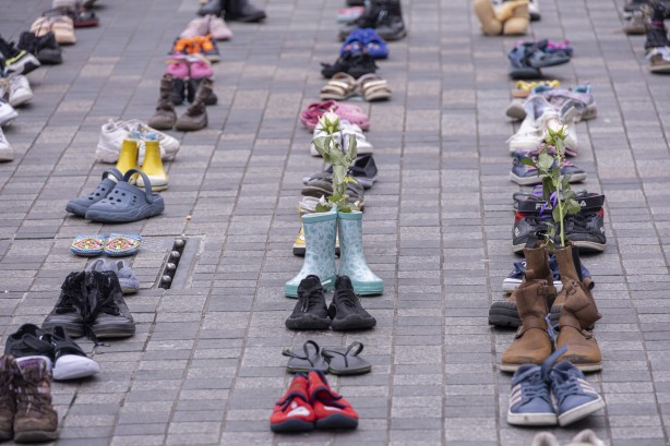 Hollanda'da dikkat çeken Gazze eylemi! 14 bin çocuk ayakkabısı sergilendi