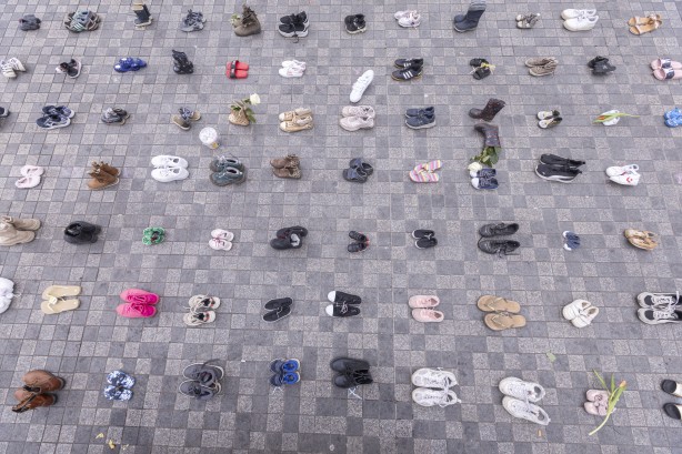 Foto - Hollanda'da dikkat çeken Gazze eylemi! 14 bin çocuk ayakkabısı sergilendi