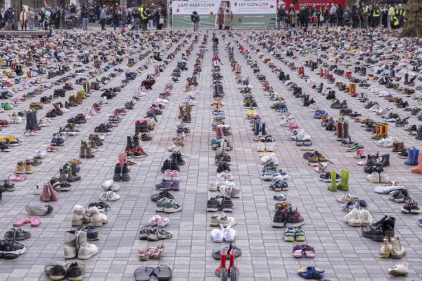 Foto - Hollanda'da dikkat çeken Gazze eylemi! 14 bin çocuk ayakkabısı sergilendi