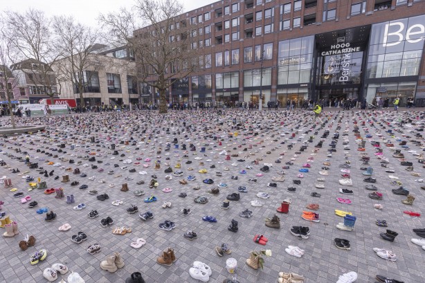 Foto - Hollanda'da dikkat çeken Gazze eylemi! 14 bin çocuk ayakkabısı sergilendi