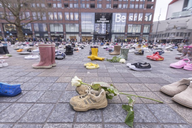 Foto - Hollanda'da dikkat çeken Gazze eylemi! 14 bin çocuk ayakkabısı sergilendi