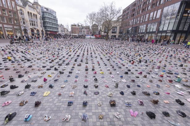 Foto - Hollanda'da dikkat çeken Gazze eylemi! 14 bin çocuk ayakkabısı sergilendi