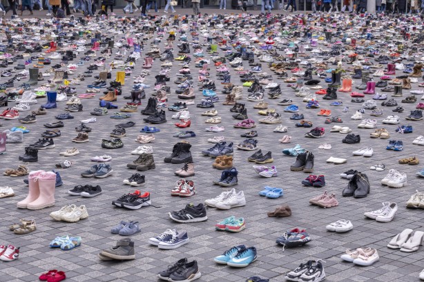 Foto - Hollanda'da dikkat çeken Gazze eylemi! 14 bin çocuk ayakkabısı sergilendi