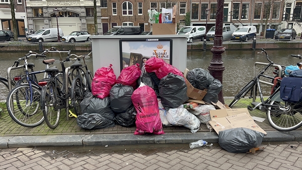 Foto - Hollanda'da grev krizi! Sokaklar çöp yığınlarıyla dolup taştı