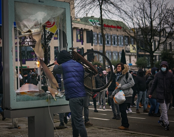 Foto - Hollanda'da sokaklar savaş alanına döndü