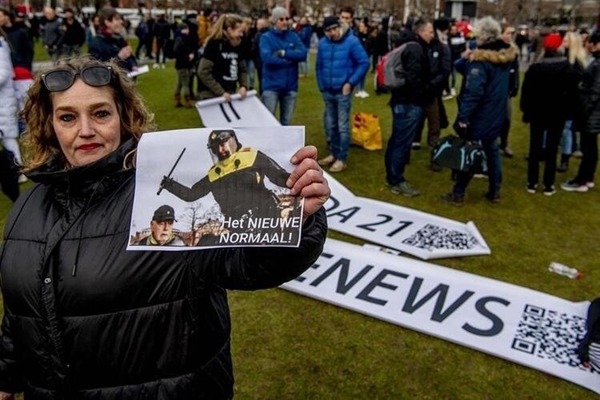 Foto - Hollanda'da sokaklar savaş alanına döndü