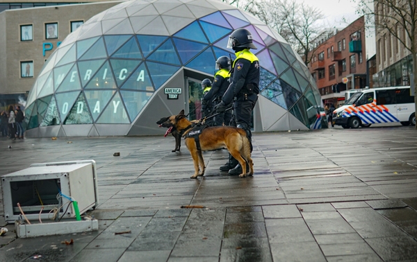 Foto - Hollanda'da sokaklar savaş alanına döndü