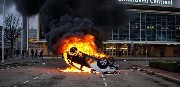 Foto - Hollanda'da sokaklar savaş alanına döndü