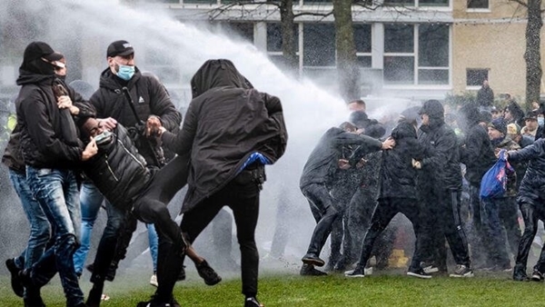 Hollanda'da sokaklar savaş alanına döndü