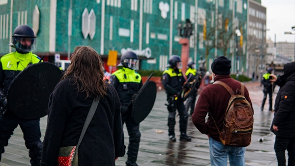 Foto - Hollanda'da sokaklar savaş alanına döndü