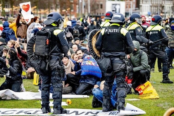 Foto - Hollanda'da sokaklar savaş alanına döndü