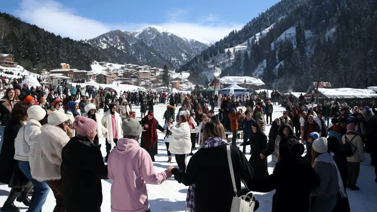 Horon teperek karşıladılar: Araplar o ilimize akın ediyor!