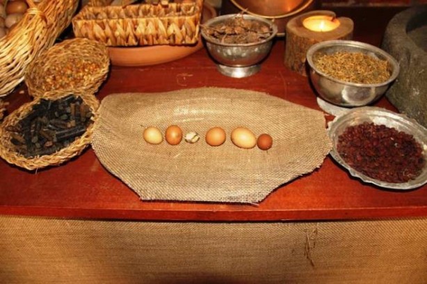 Foto - Horoz yumurtlar mı? Adeta altın yumurtlayan horoz şaşkına çevirdi!