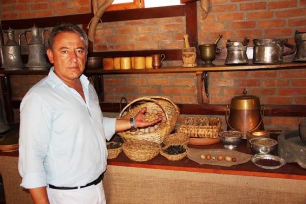 Foto - Horoz yumurtlar mı? Adeta altın yumurtlayan horoz şaşkına çevirdi!