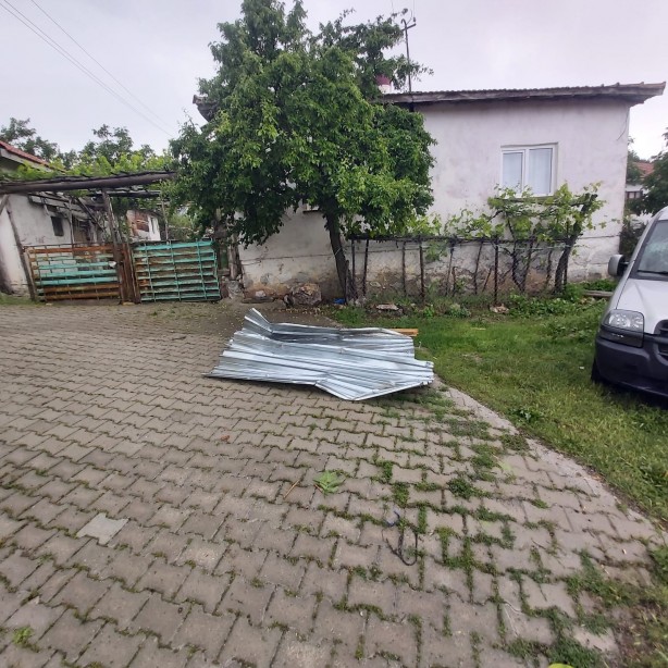 Hortum dehşeti kamerada! Elektrik direkleri ve ağaçlar devrildi