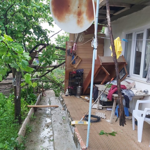 Foto - Hortum dehşeti kamerada! Elektrik direkleri ve ağaçlar devrildi