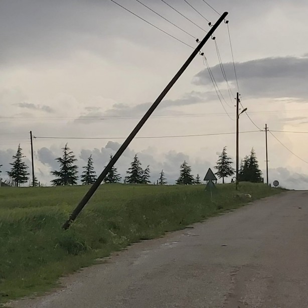 Foto - Hortum dehşeti kamerada! Elektrik direkleri ve ağaçlar devrildi