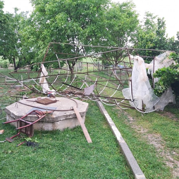 Foto - Hortum dehşeti kamerada! Elektrik direkleri ve ağaçlar devrildi
