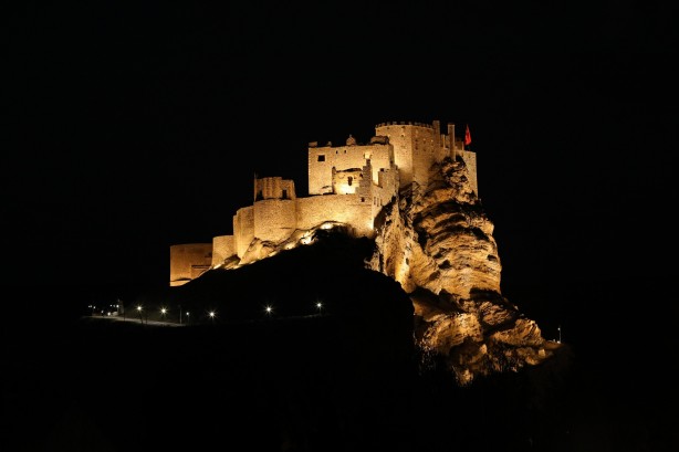 Foto - Hoşap Kalesi aydınlandı
