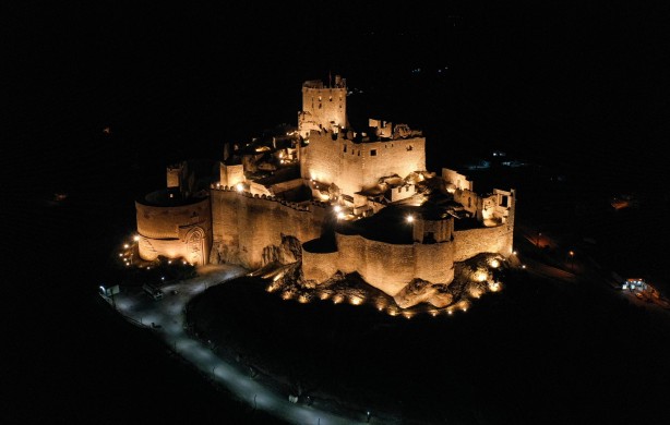 Hoşap Kalesi aydınlandı