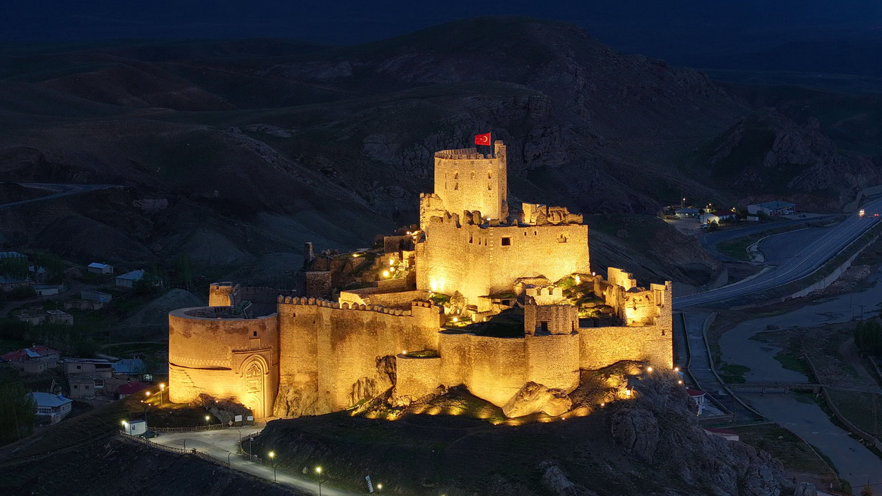 Foto - Hoşap Kalesi'nde tarih parlıyor! Görkemli geçmiş, ışıklarla yeniden hayat buldu