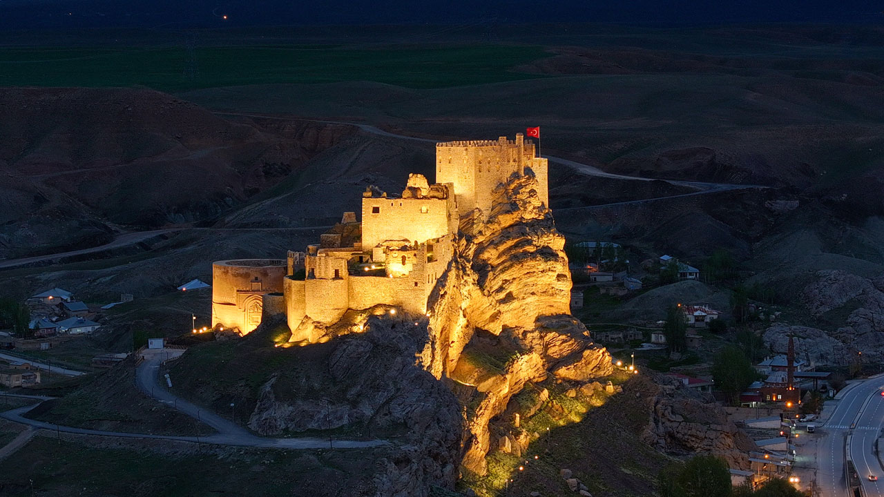 Foto - Hoşap Kalesi'nde tarih parlıyor! Görkemli geçmiş, ışıklarla yeniden hayat buldu