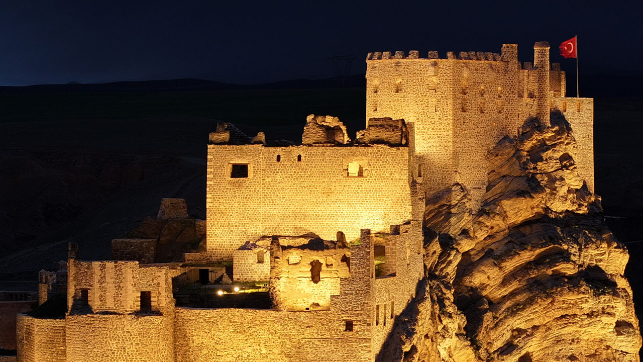 Foto - Hoşap Kalesi'nde tarih parlıyor! Görkemli geçmiş, ışıklarla yeniden hayat buldu