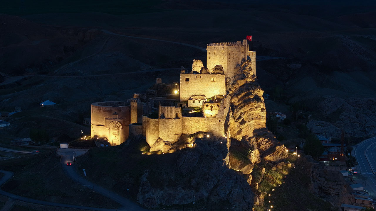 Hoşap Kalesi'nde tarih parlıyor! Görkemli geçmiş, ışıklarla yeniden hayat buldu