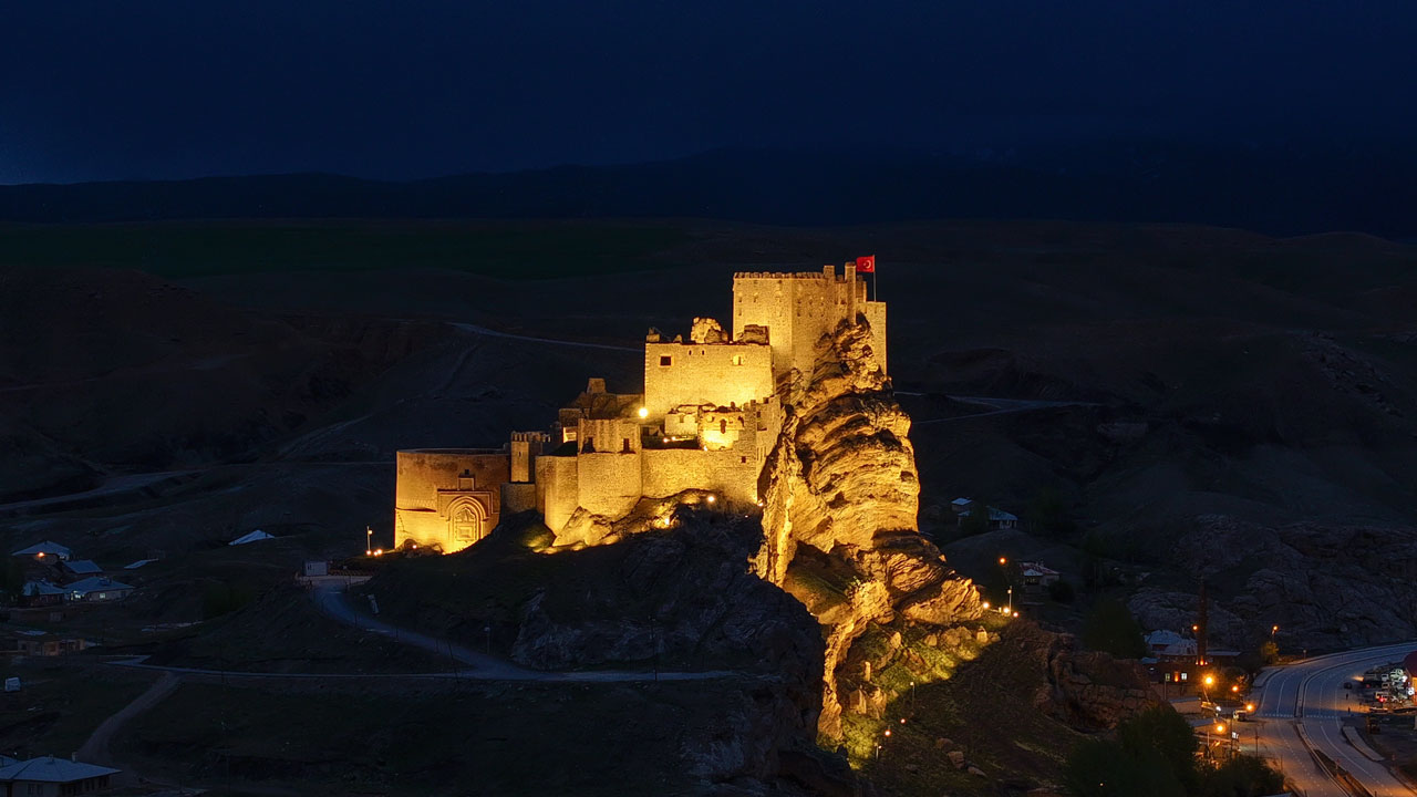 Foto - Hoşap Kalesi'nde tarih parlıyor! Görkemli geçmiş, ışıklarla yeniden hayat buldu