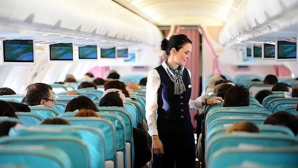 Foto - Hostesler ellerini bakın neden arkada tutuyor! Cevabı şaşkına çevirecek