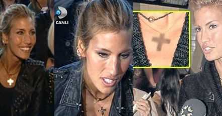 Foto - 'Hristiyanlık propagandası': İğrenç pozlar paylaşan oyuncu 'haç' taktı!