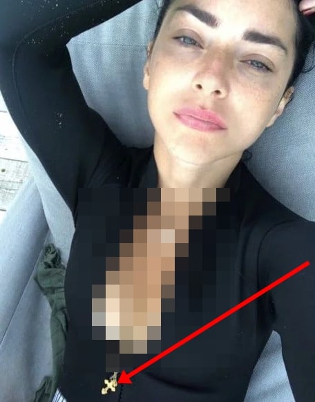 Foto - 'Hristiyanlık propagandası': İğrenç pozlar paylaşan oyuncu 'haç' taktı!